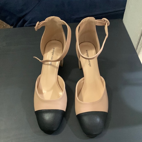 Unique Vintage Shoes - Unique vintage nude/black heels